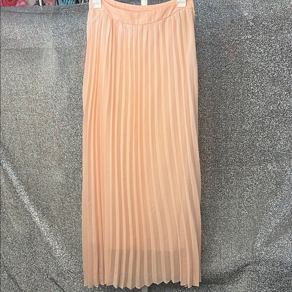 Charlotte Russe Dresses & Skirts - Charlotte Russe Soft Peach Pleated Skirt